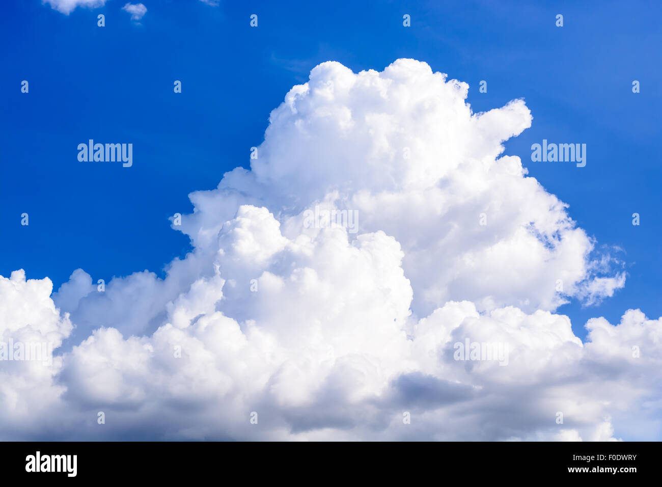 Hintergrund blauer Himmel mit weißen Wolken Stockfoto