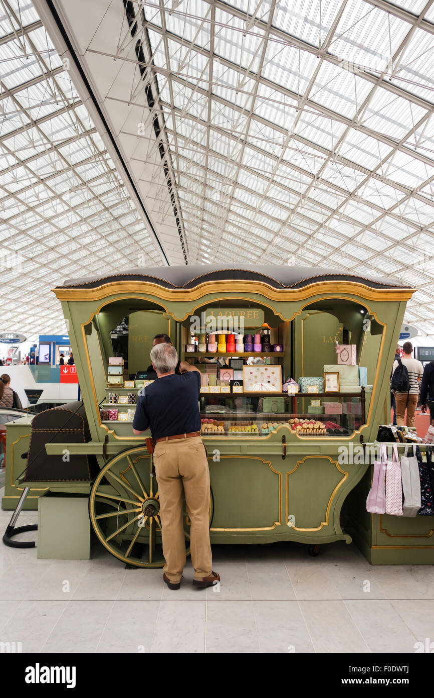 Laduree Kiosk am Charles de Gaulle Airport, französische Luxus-Bäckerei und Süßigkeiten-Hersteller in Paris, Frankreich. Stockfoto