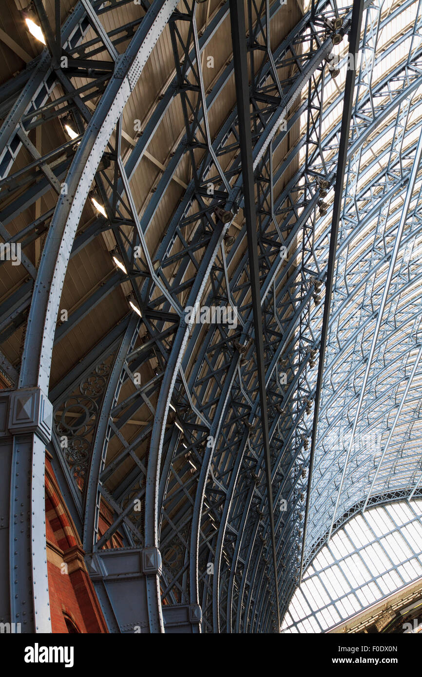 Weidegras Dachhimmel und Stahlkonstruktionen von St Pancras Bahnhof Stockfoto