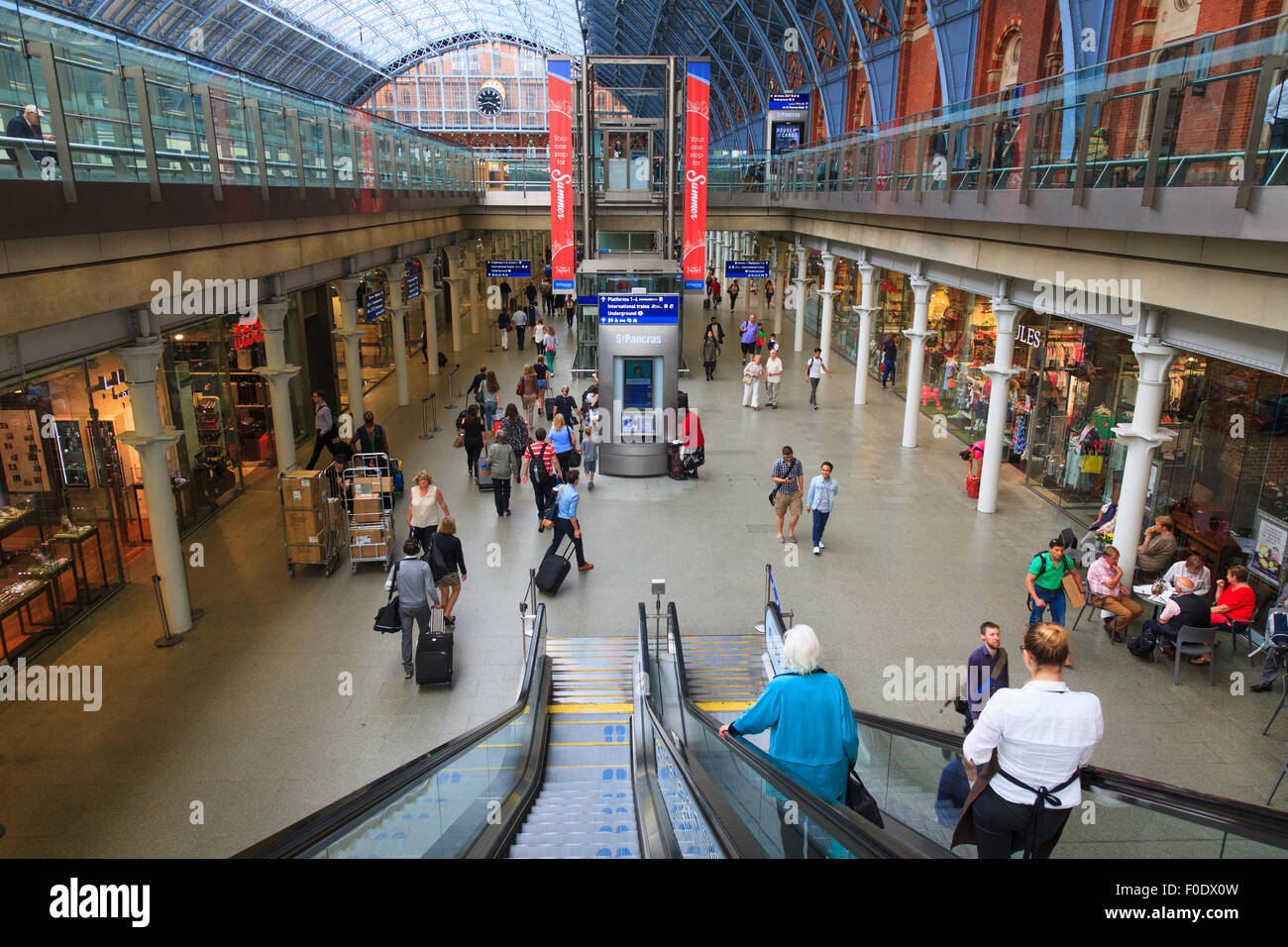 Rolltreppen und Geschäfte in St Pancras Railway Station London Stockfoto