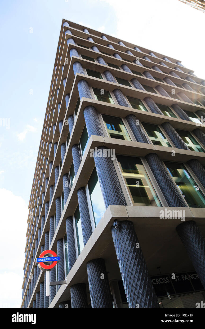 Moderm Bürogebäude in St Pancras mit Londoner U-Bahn Schild Stockfoto