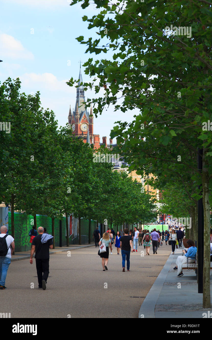 Menschen zu Fuß entlang des Königs Boulevard mit der St Pancras Clock Tower Stockfoto