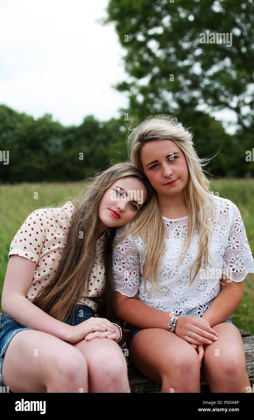 Porträt von zwei Mädchen im Teenageralter im freien Stockfoto