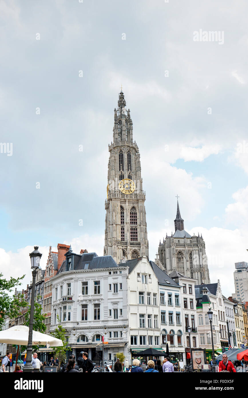 Blick auf den Turm der Kathedrale von Notre-Dame in Antwerpen, Belgien. Stockfoto