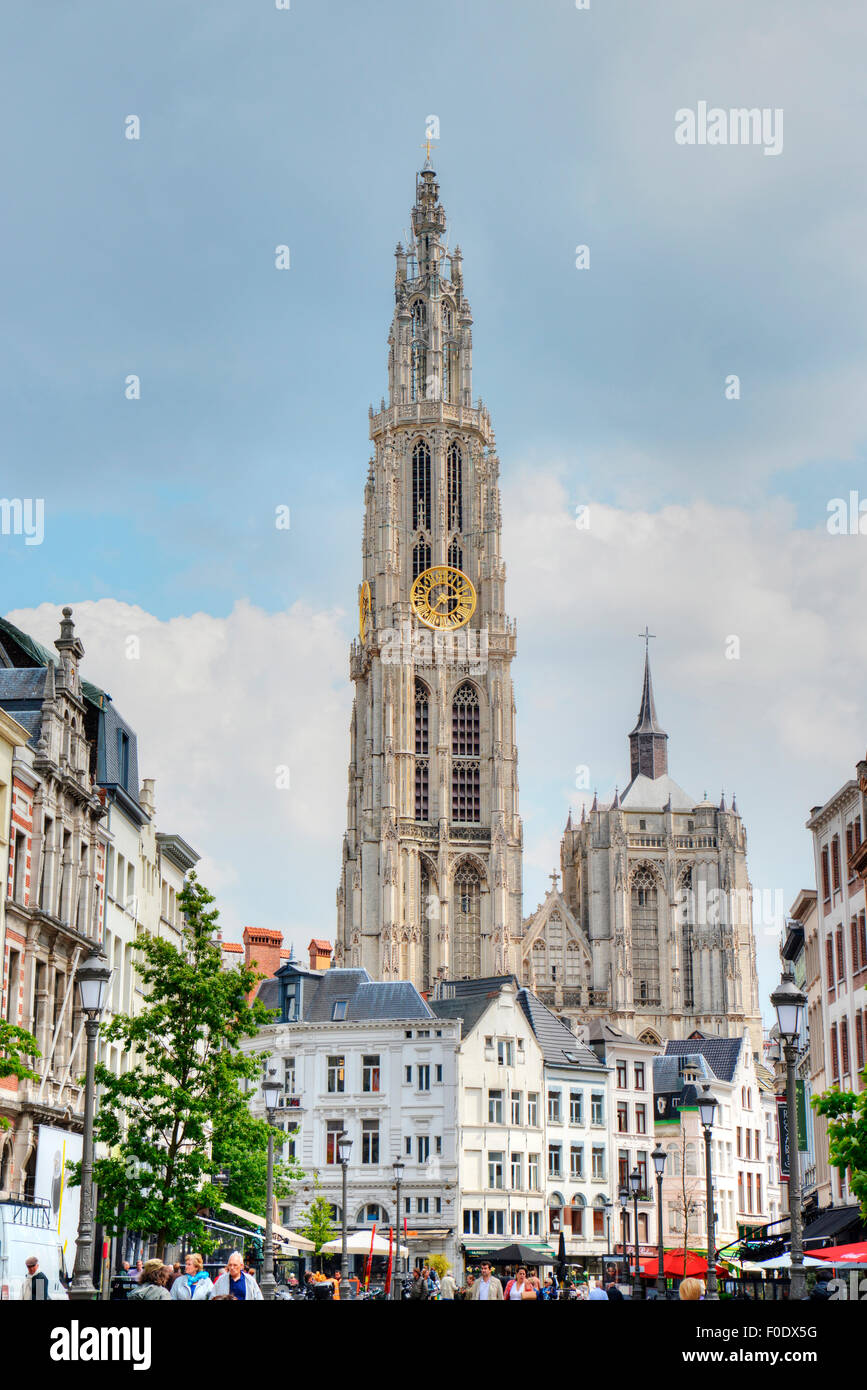 Blick auf den Turm der Kathedrale von Notre-Dame in Antwerpen, Belgien. Stockfoto