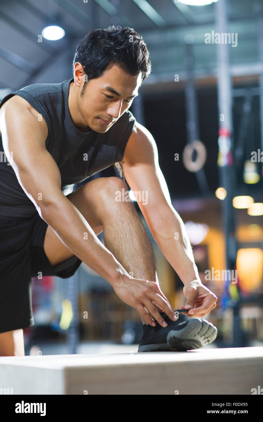 Junger Mann im Fitness-Studio trainieren vorbereiten Stockfoto