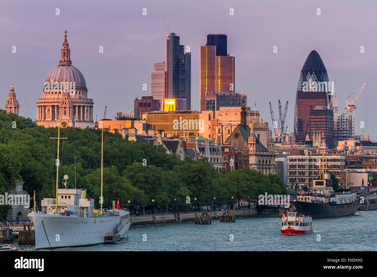 Die City of London und St Paul's Cathedral von der Waterloo Bridge im Jahr 2012 , einer der berühmtesten Ausblicke in ganz London, London, Großbritannien Stockfoto