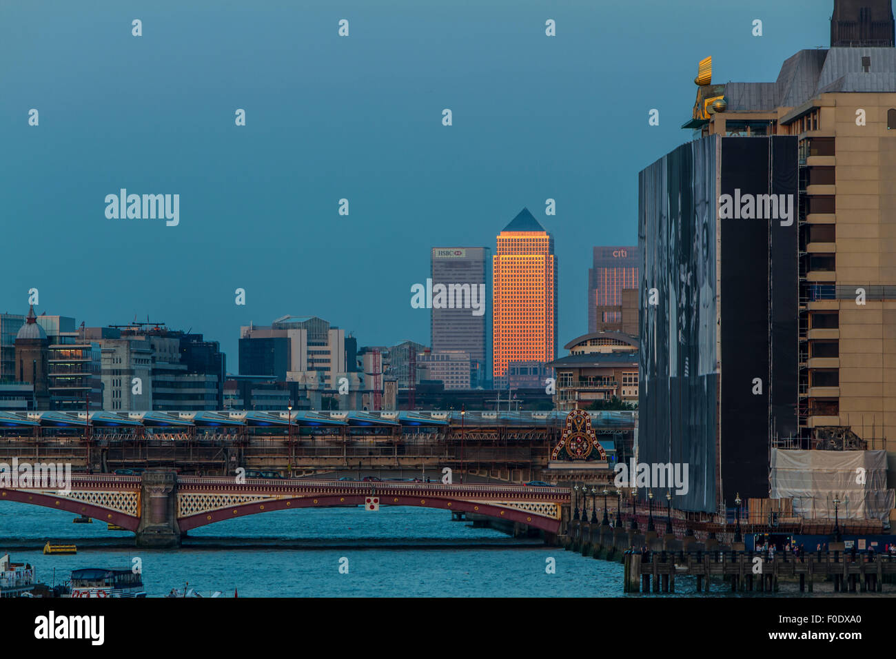Blick von der Waterloo Bridge Blick auf Canary Wharf und Blackfriars Bridge als am späten Nachmittag Sonne von einem Kanada Square, London spiegelt Stockfoto