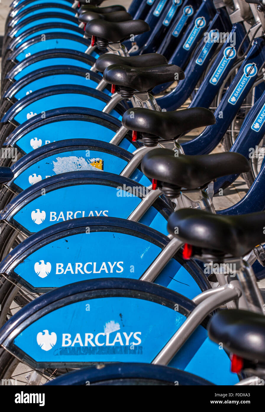 Eine Reihe blauer Fahrräder, die in London ausgeliehen werden können, ursprünglich als Boris Bikes bekannt und im Juli 2010 in London, Großbritannien, eingeführt Stockfoto