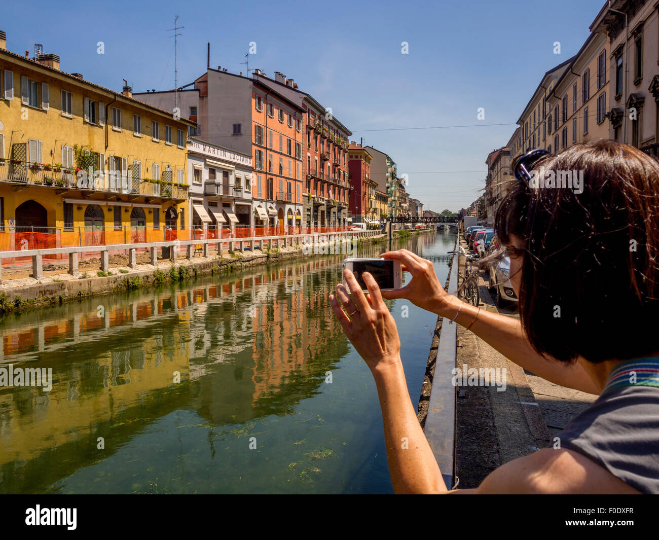 Touristen fotografieren am Kanal Naviglio Gebäude in der Region von Mailand, Italien Stockfoto