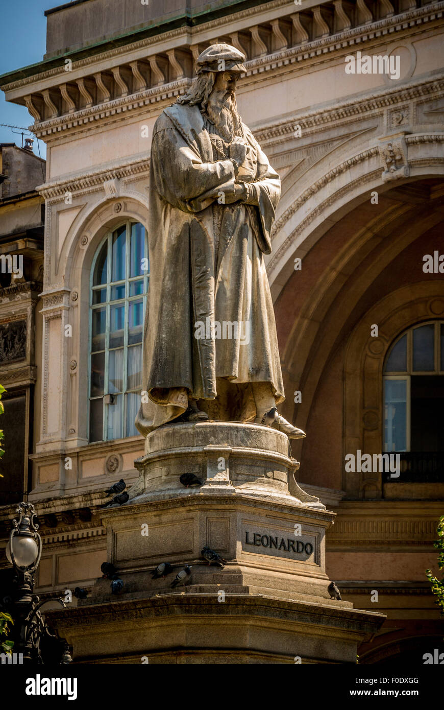 Statue von Leonardo da Vinci in der Piazza della Scala. Stockfoto