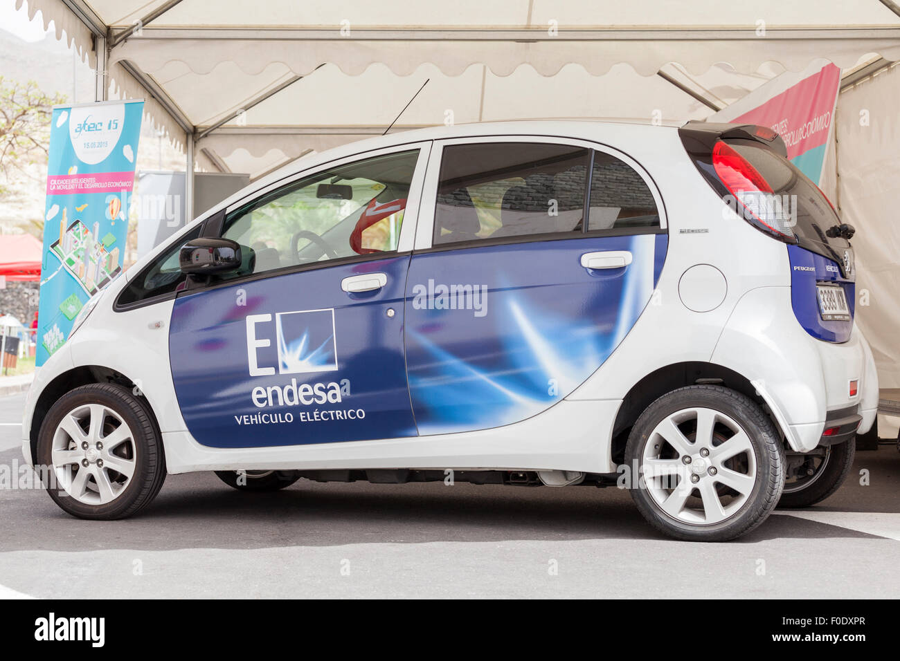 Peugeot Ion voll Elektro-Auto mit spanischen macht Endesa Firmenlogo auf der Seite bei einer nachhaltigen Verkehrs-Demo in Adeje, Tener Stockfoto