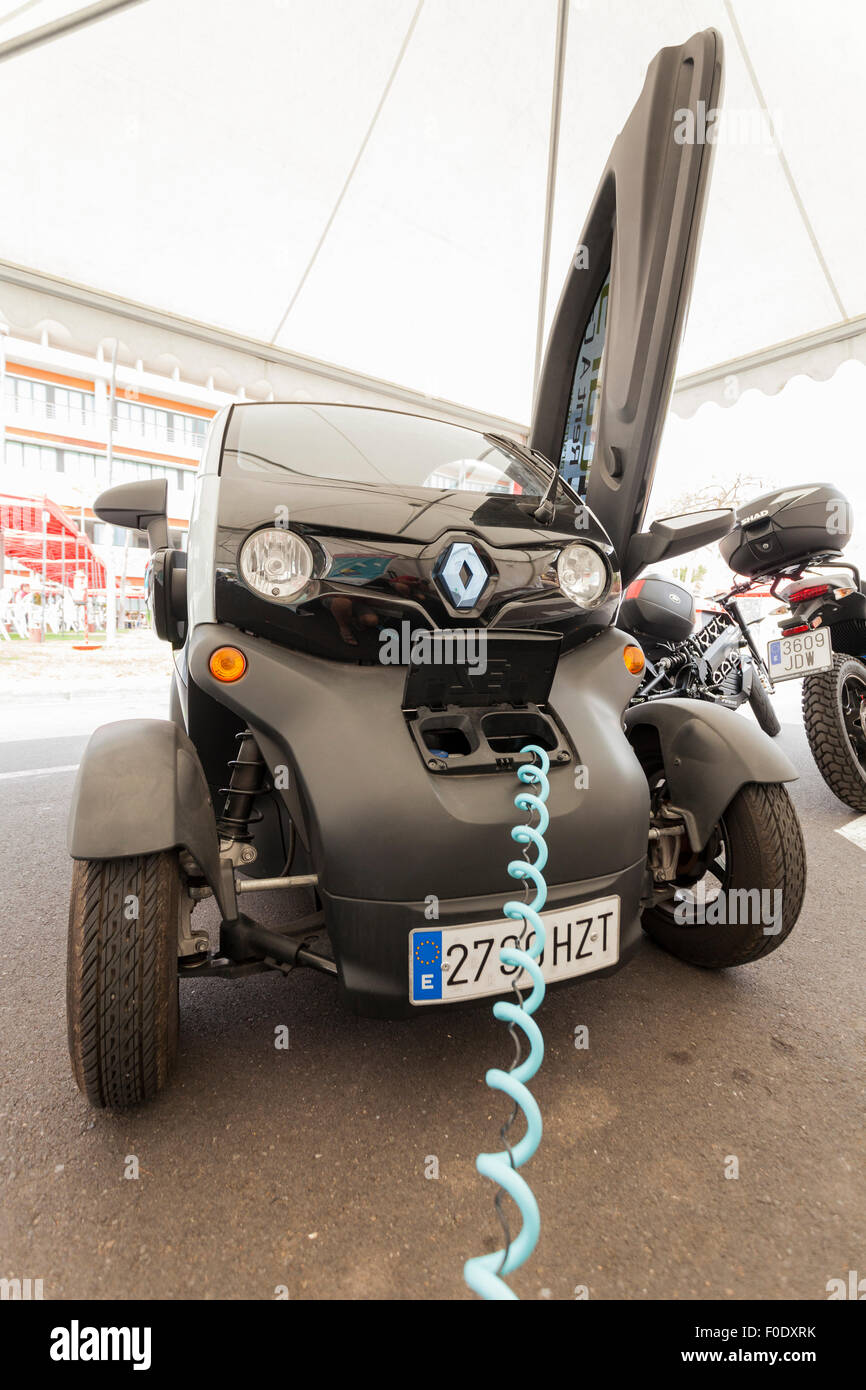 Renault Twizy Elektroauto aufladen der Batterien an einem Demo-Tag für nachhaltigen Verkehr in Adeje, Teneriffa, Kanarische Stockfoto
