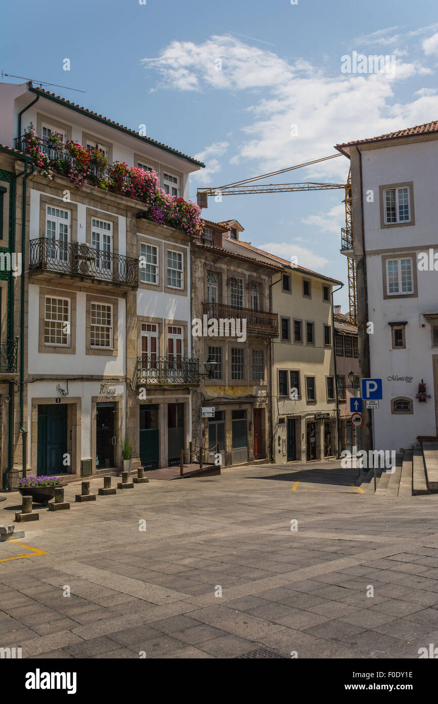 Platz mit Geschäften und Häusern an der Rückseite der Kathedrale in der Altstadt von Viseu, Portugal Stockfoto