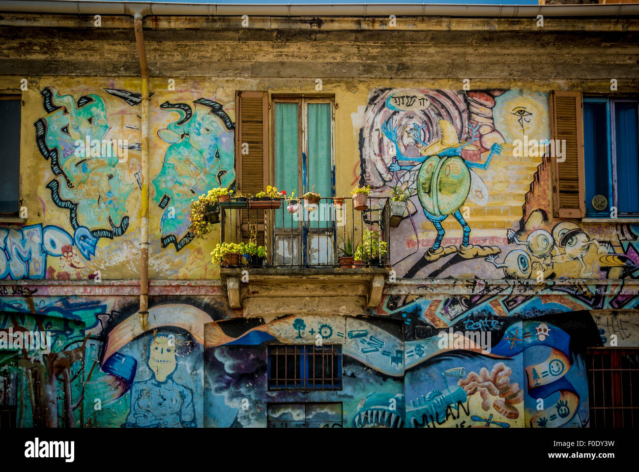 Graffiti an einer Gebäudehülle im Navigli-Viertel von Mailand. Stockfoto