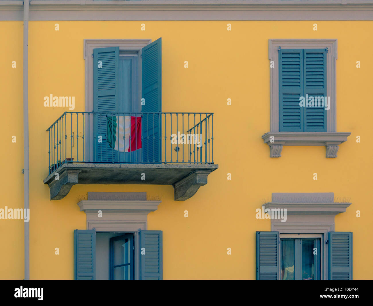 Gelb gemacht traditionelles Gebäude mit italienischer Flagge hängen von einem Balkon. Im Stadtteil Navigli. Mailand, Italien. Stockfoto