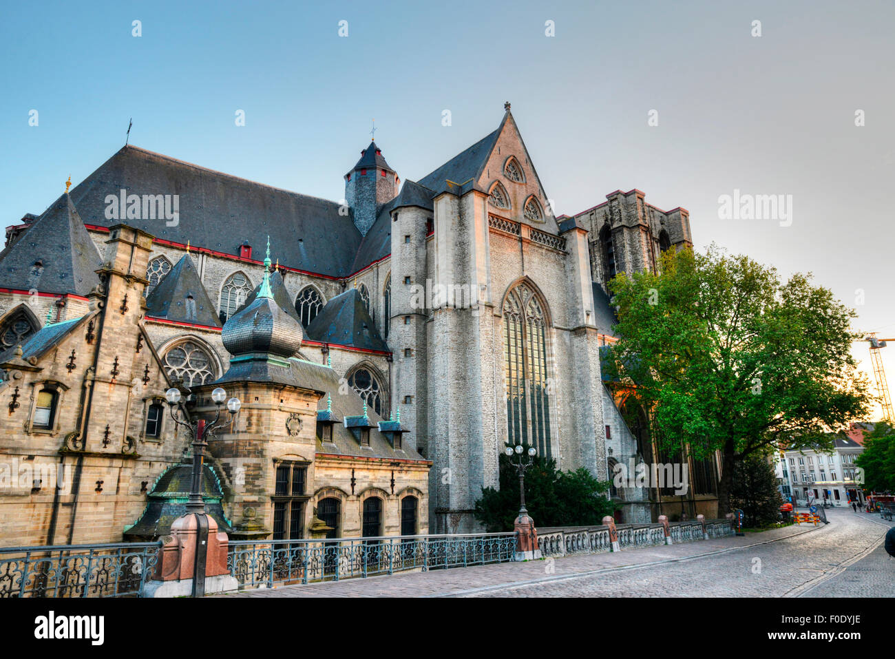 Nahaufnahme von St. Michaels Kirche und Turm in Gent, Belgien Stockfoto