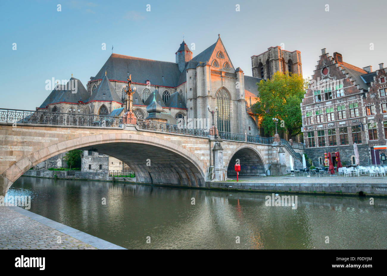 Schöne Aussicht auf St. Michael Kirche, Gent mit Kanal und Antiche Flussbrücke Stockfoto