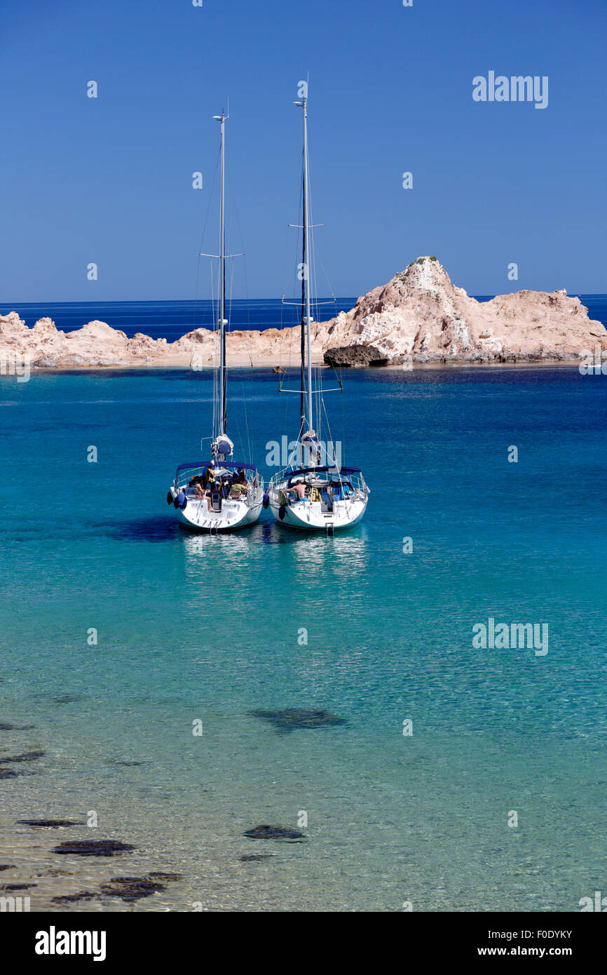 Jachten verankert aus Cala Pregonda, in der Nähe von Fornells, Nordküste, Menorca, Balearen, Spanien, Europa Stockfoto