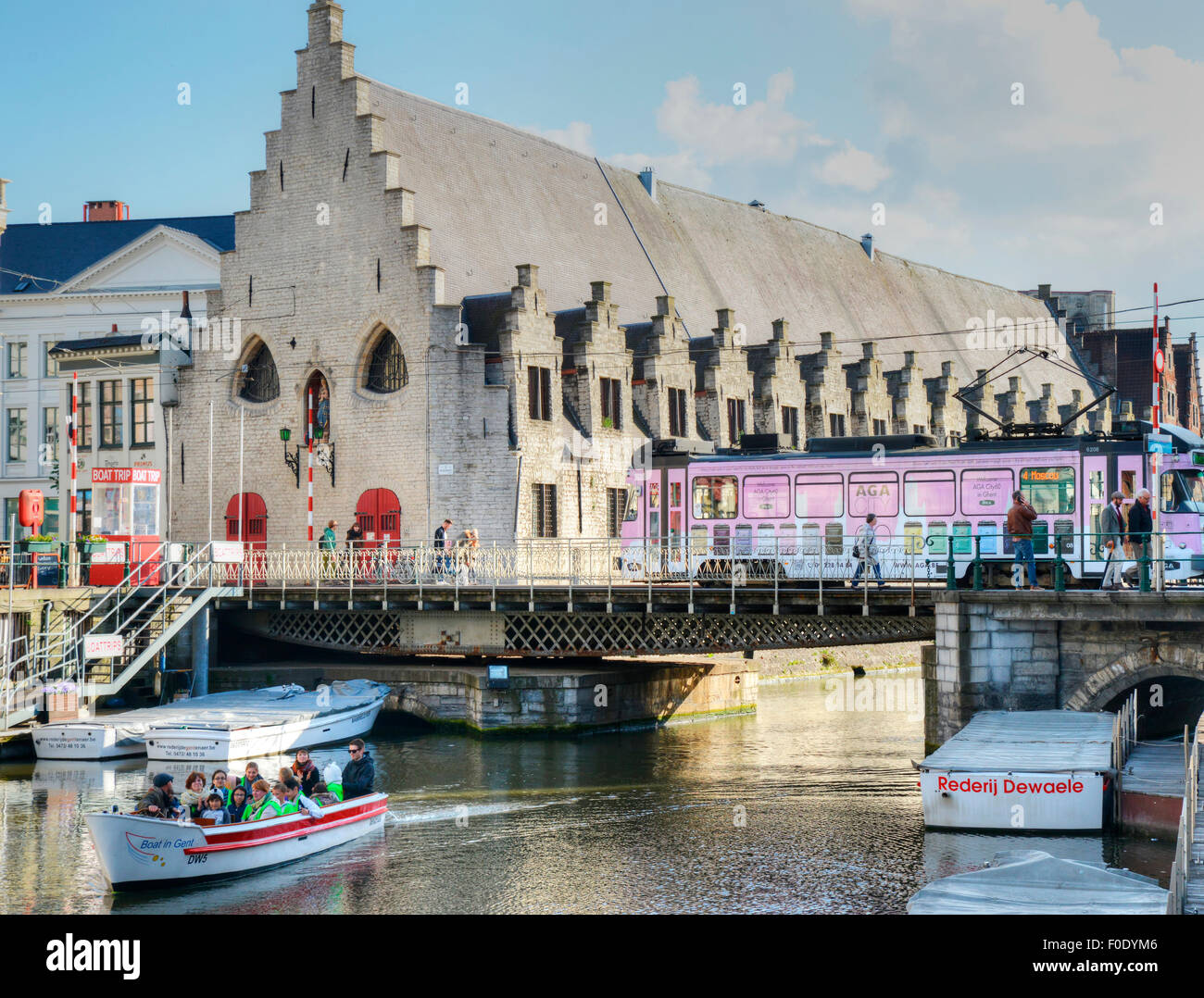 Blick auf den alten Markt (Gemüsemarkt) voll mit Menschen und ein Trolley in Gent Belgien Stockfoto