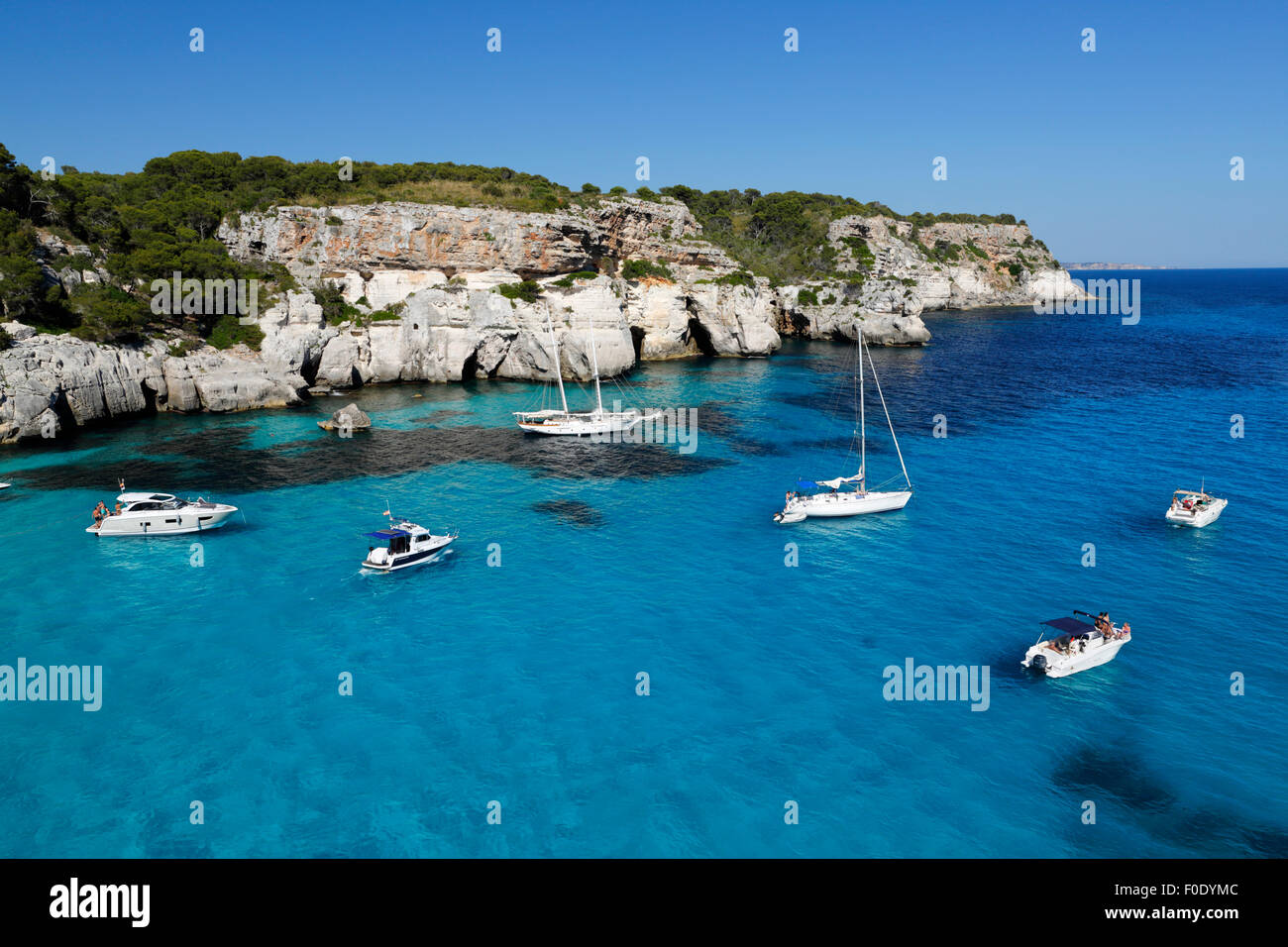 Yachten in der Bucht Cala Macarella, in der Nähe von Cala Galdana, Süd-West-Küste, Menorca, Balearen, Spanien, Europa verankert Stockfoto