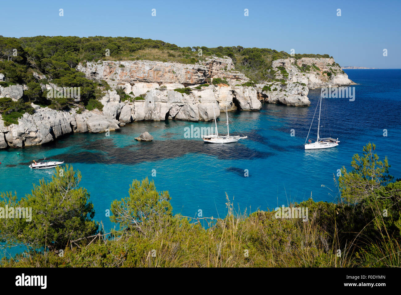 Yachten in der Bucht Cala Macarella, in der Nähe von Cala Galdana, Süd-West-Küste, Menorca, Balearen, Spanien, Europa verankert Stockfoto