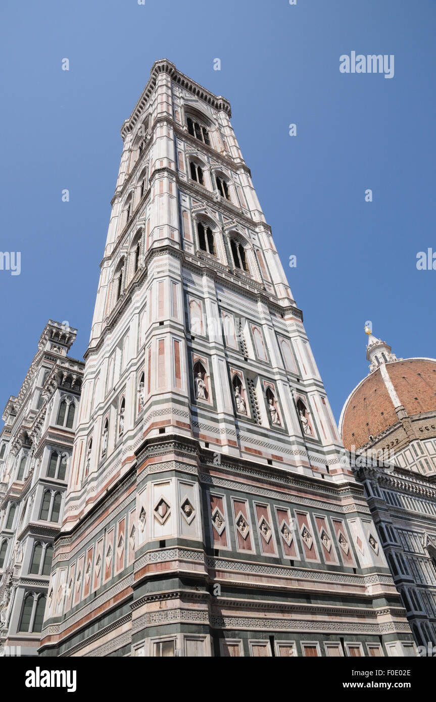 Giottos Glockenturm mit der Kuppel des Doms, Florenz, im Hintergrund. Stockfoto