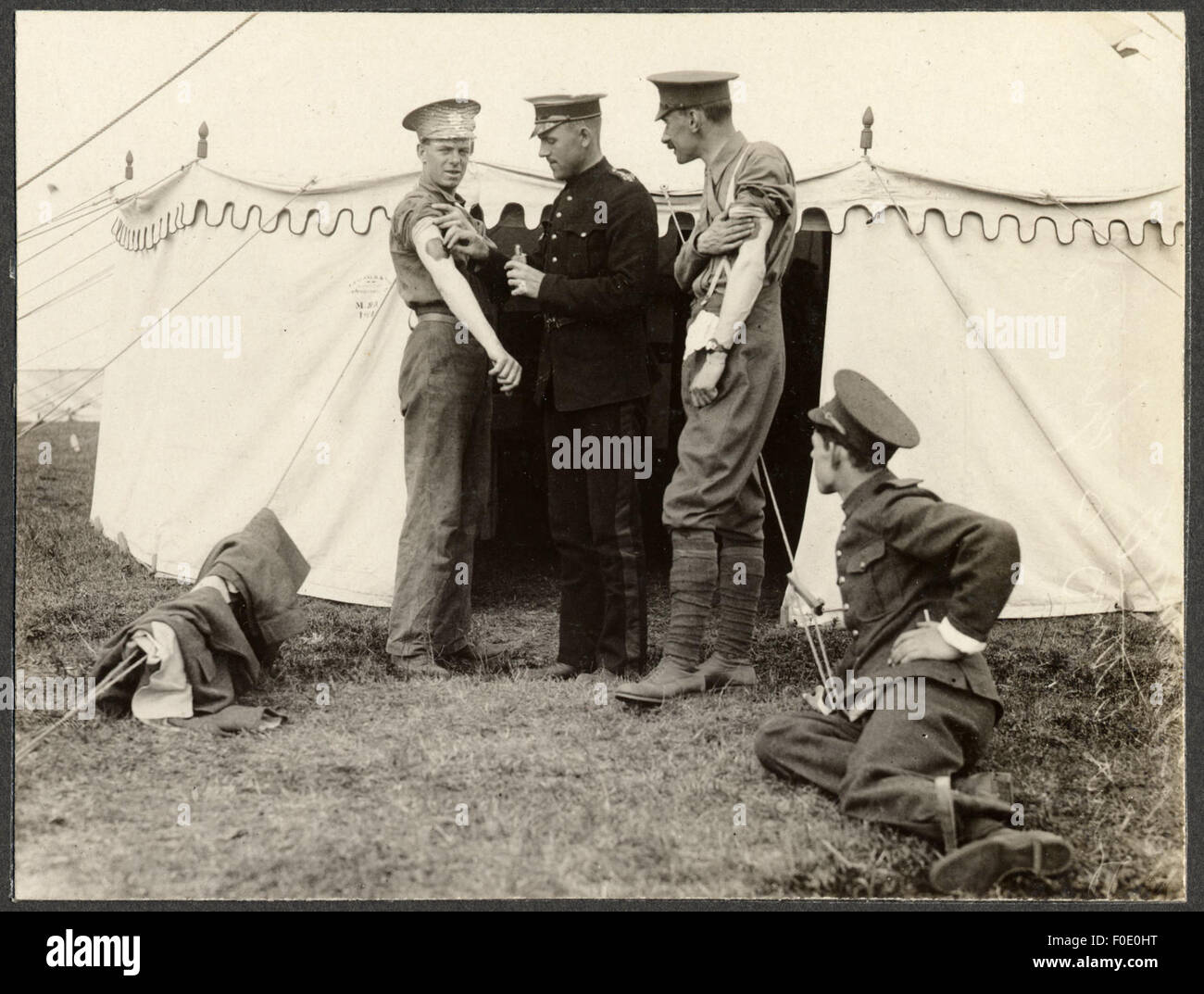 Ein historisches Foto, das Lieutenant zeigt, wie er Private White gegen Typhus geimpft, wie Montreal Daily berichtet. Diese medizinische Maßnahme unterstreicht die Bedeutung von Impfungen in Zeiten militärischer Konflikte, insbesondere bei der Verhütung von Ausbrüchen ansteckender Krankheiten. Stockfoto