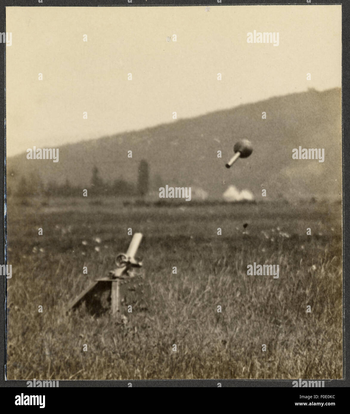 Ein historisches Bild, das die Demonstration eines Grabenmörtels mit einer Bombe in der Luft zeigt. Dieses Foto zeigt die Kraft und Effektivität von Grabenmörsern während des Krieges. Stockfoto