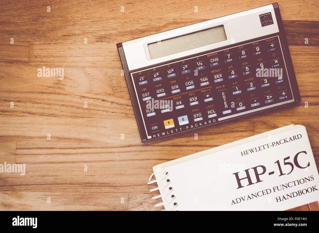 HP-15 C Hewlett-Packard rpn wissenschaftliche Taschenrechner und Handbuch  auf einer natürlichen Holz Tisch top Hintergrund Stockfotografie - Alamy