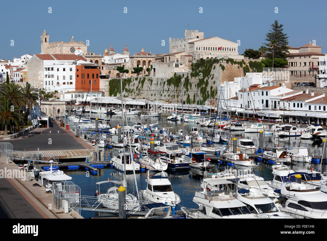 Blick über Hafen und Ayuntamiento de Ciutadella, Ciutadella, Menorca, Balearen, Spanien, Europa Stockfoto