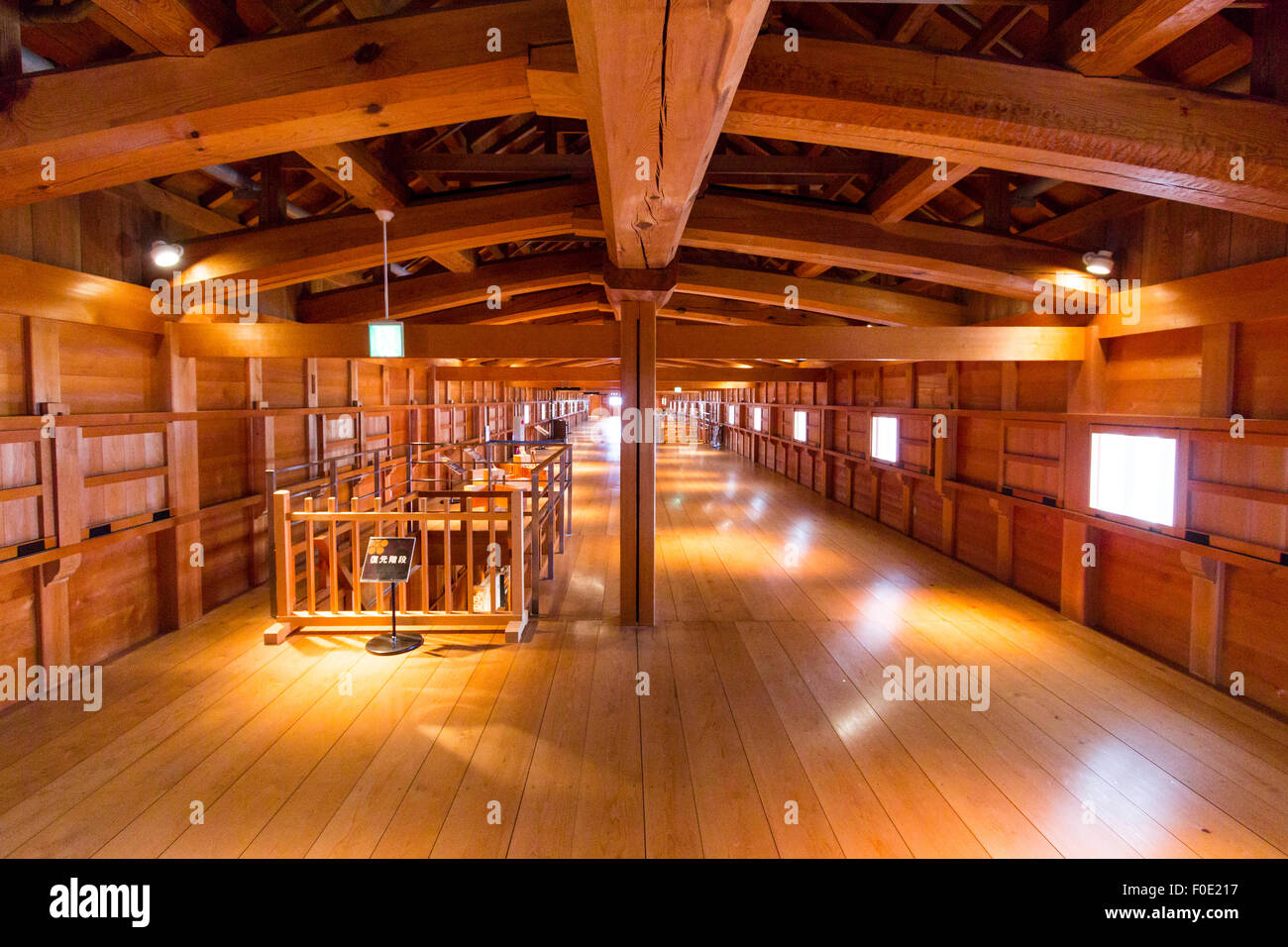 Burg Kanazawa in Japan. Blick entlang der Innenausstattung aus Holz des wiederhergestellten Gojikken Nagaya, ein gutes Beispiel für eine Geschichte zwei Revolver Flur. Stockfoto