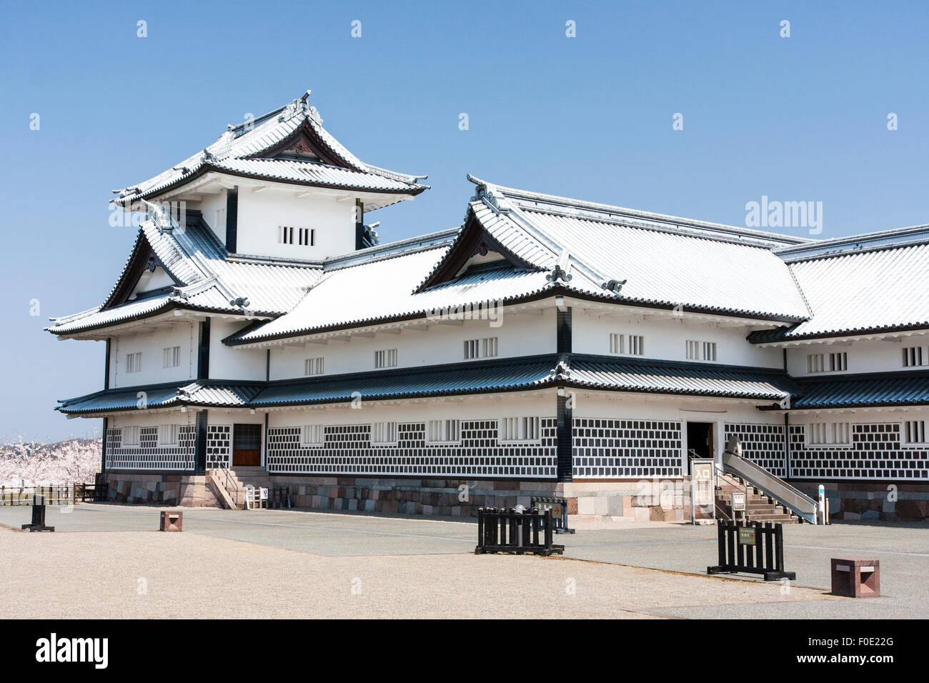 Japan, Kanazawa Castle. Die 'Hishi' Yagura, Revolver und Gojukken Nagaya, ein 2-gang Yagura, Revolver. Mit Seegurke Wände, namakobei. Stockfoto