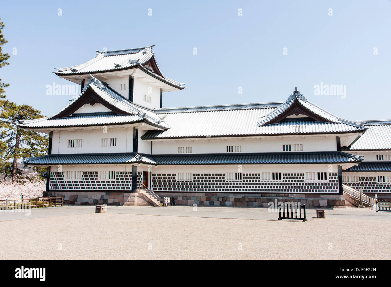 Japan, Kanazawa Castle. Die 'Hishi' Yagura, Revolver und Gojukken Nagaya, ein 2-gang Yagura, Revolver. Mit Seegurke Wände, namakobei. Stockfoto