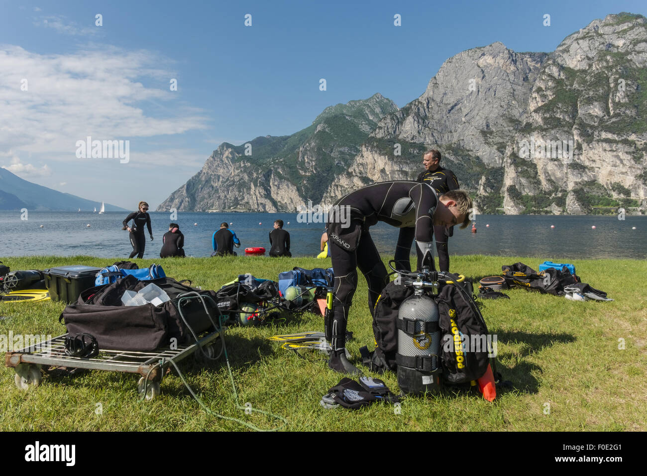 Taucher, die ihre Ausrüstung vorbereiten, Tauchen Sie ein in die Tiefen des Gardasee, Italien Stockfoto