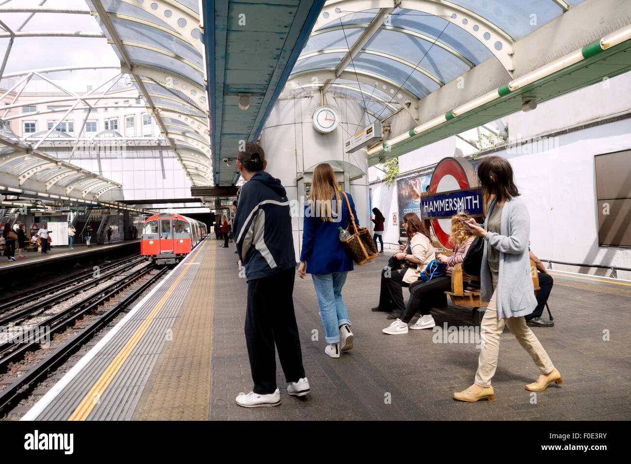 Menschen auf der Paltform immer das Rohr, Hammersmith London u-Bahnstation Hammersmith, London UK Stockfoto