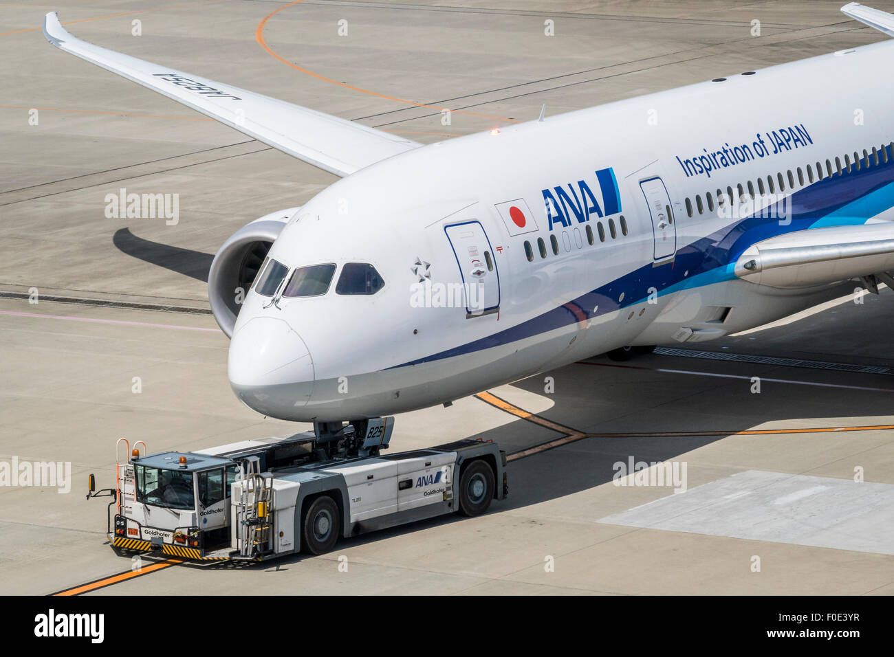 Flugzeug am Flughafen Tokio-Haneda in Japan Stockfoto