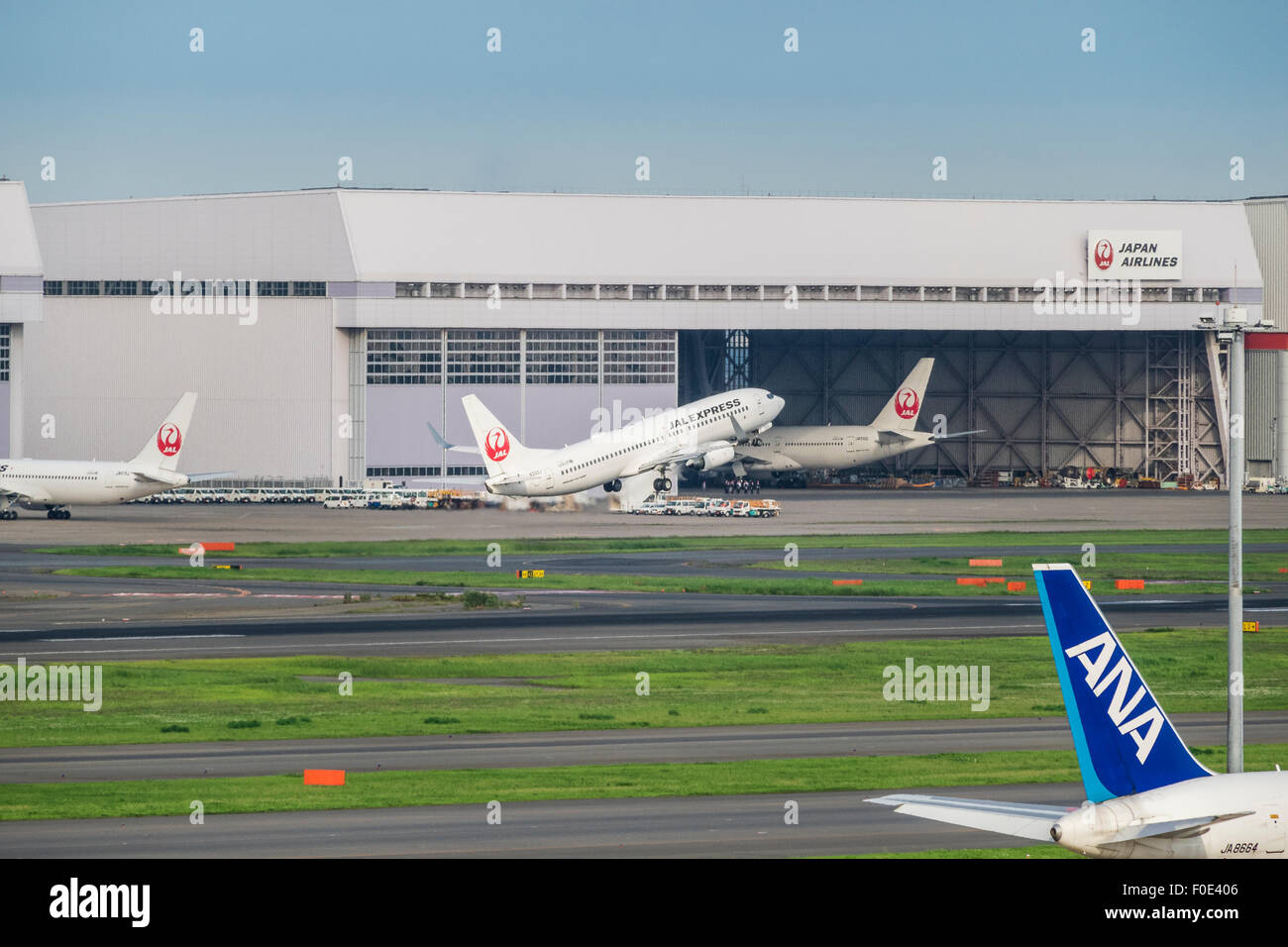 Flugzeug von Haneda Flughafen in Japan Stockfoto