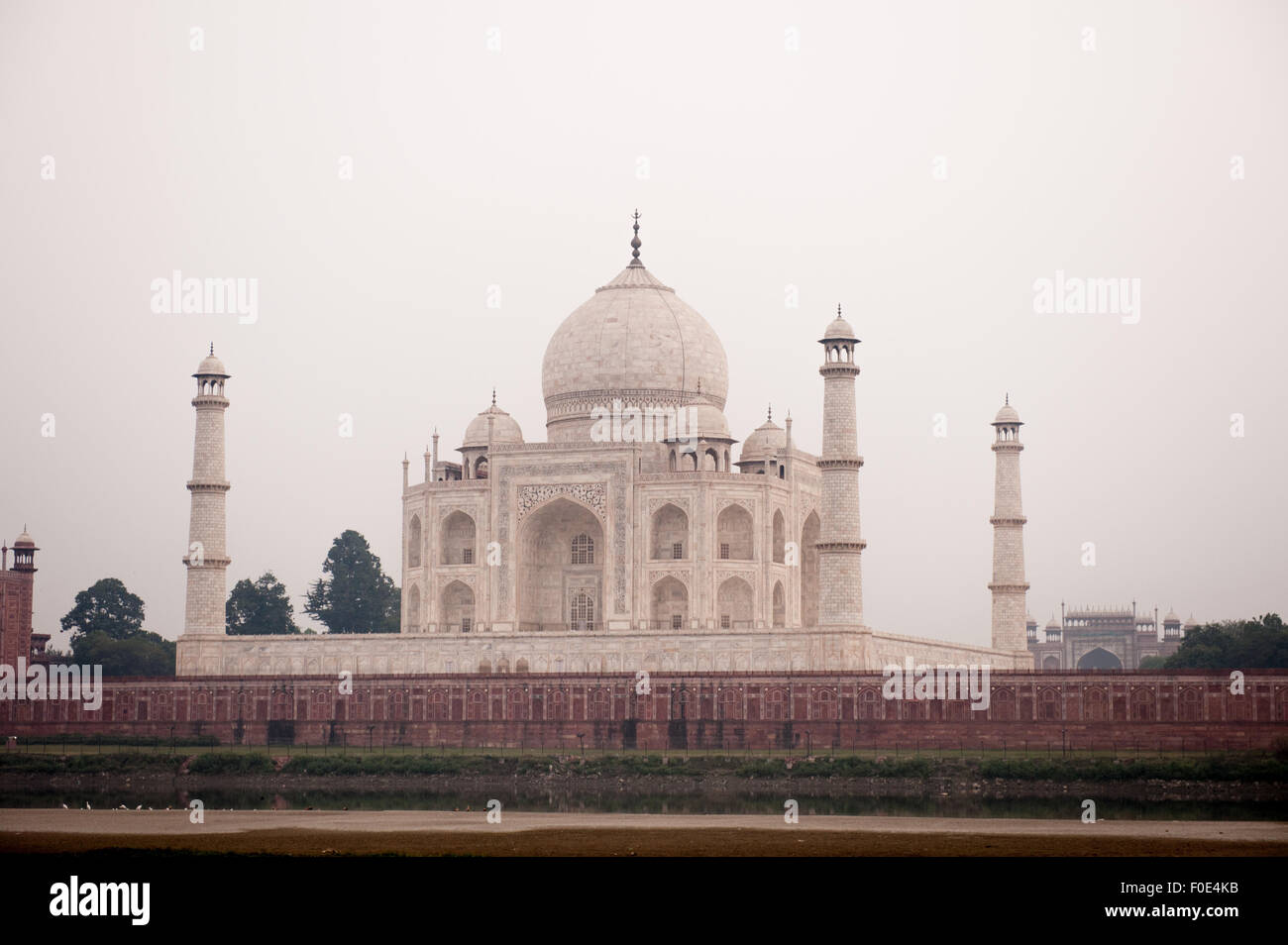 Agra, Uttar Pradesh, Indien. Taj Mahal vom Fluss Yamuna. Stockfoto