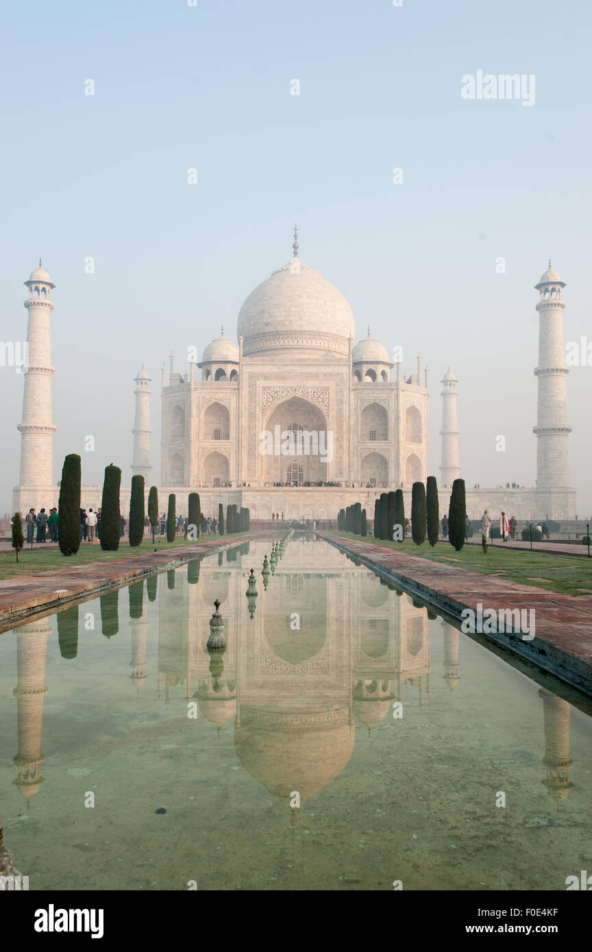 Agra, Utar Pradesh, Indien. Das Taj Mahal gesehen vom Ende des Panzers al-Schafaa al-Kawthar, mit seinen Überlegungen, in den frühen Morgennebel. Stockfoto