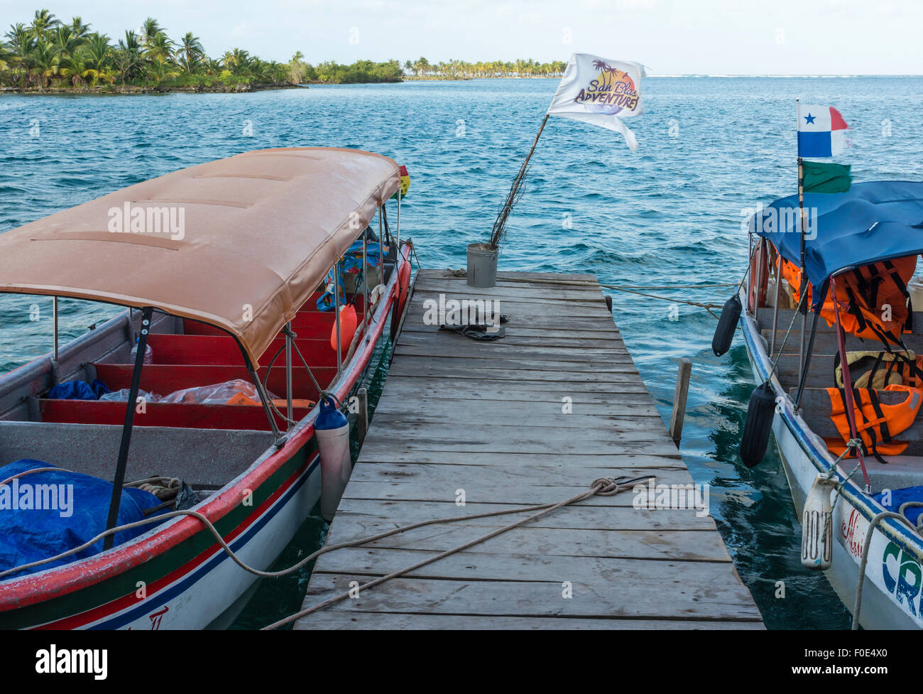 Schiffe vor Anker am Steg in San Blas Inseln, Panama Stockfoto