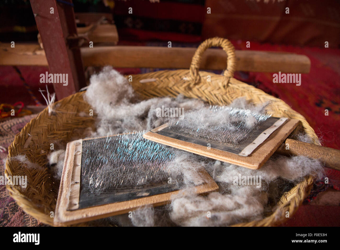 Detail der Schafe Wolle Pinsel in einem Weidenkorb Kämmen gefunden in einem traditionellen Geschäft in Ait Benhaddou, Marokko Stockfoto