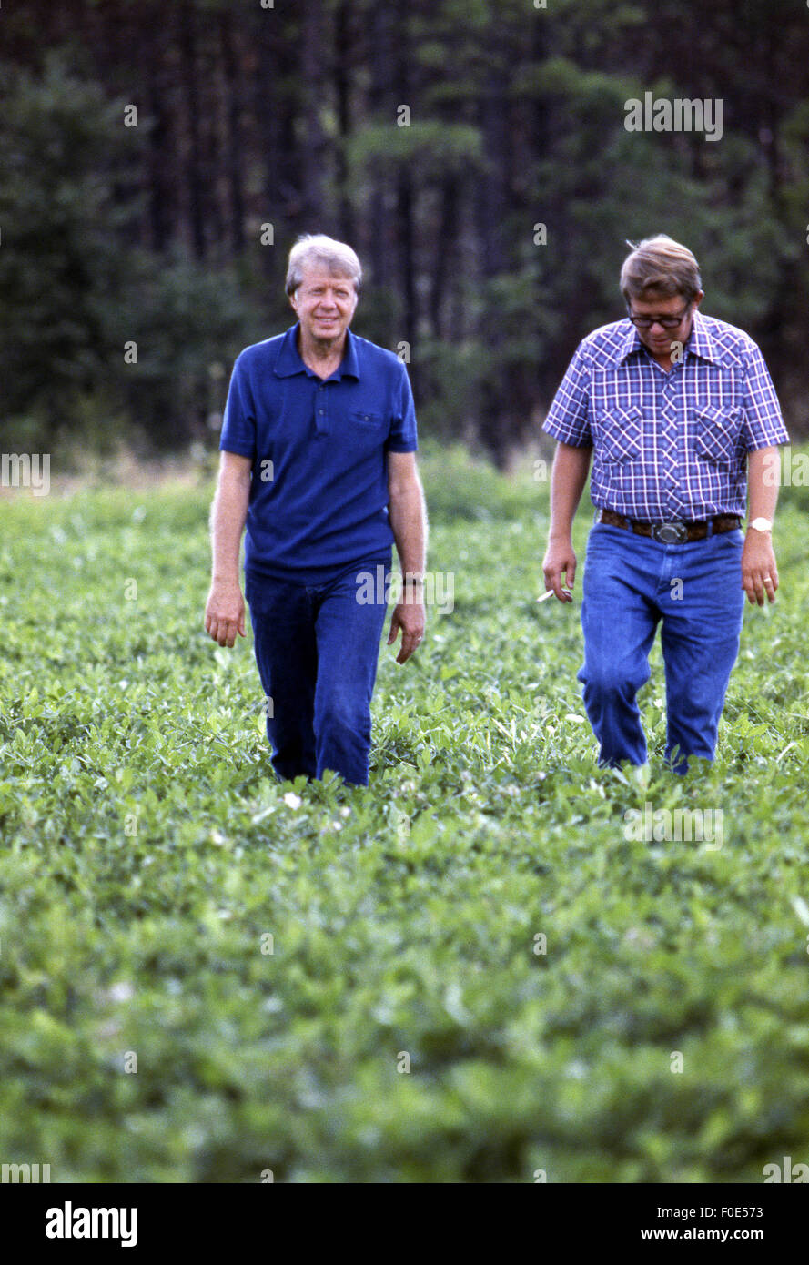 11. November 2014 - Präsident Jimmy Carter und sein Bruder Billy Carter durch ein Farmpächter Gesellen wie sie ihre Sommer-Erdnuss-Ernte bewerten. Die Carters eigene Flächen von Ackerland um Plains, Georgia zusammen mit einer Erdnuss Lagerhalle in dieser Stadt, obwohl der Präsident Bestände in ein blindes Vertrauen während seiner Präsidentschaft gehalten werden. (Bild Kredit: © Ken Hawkins über ZUMA Draht) Stockfoto