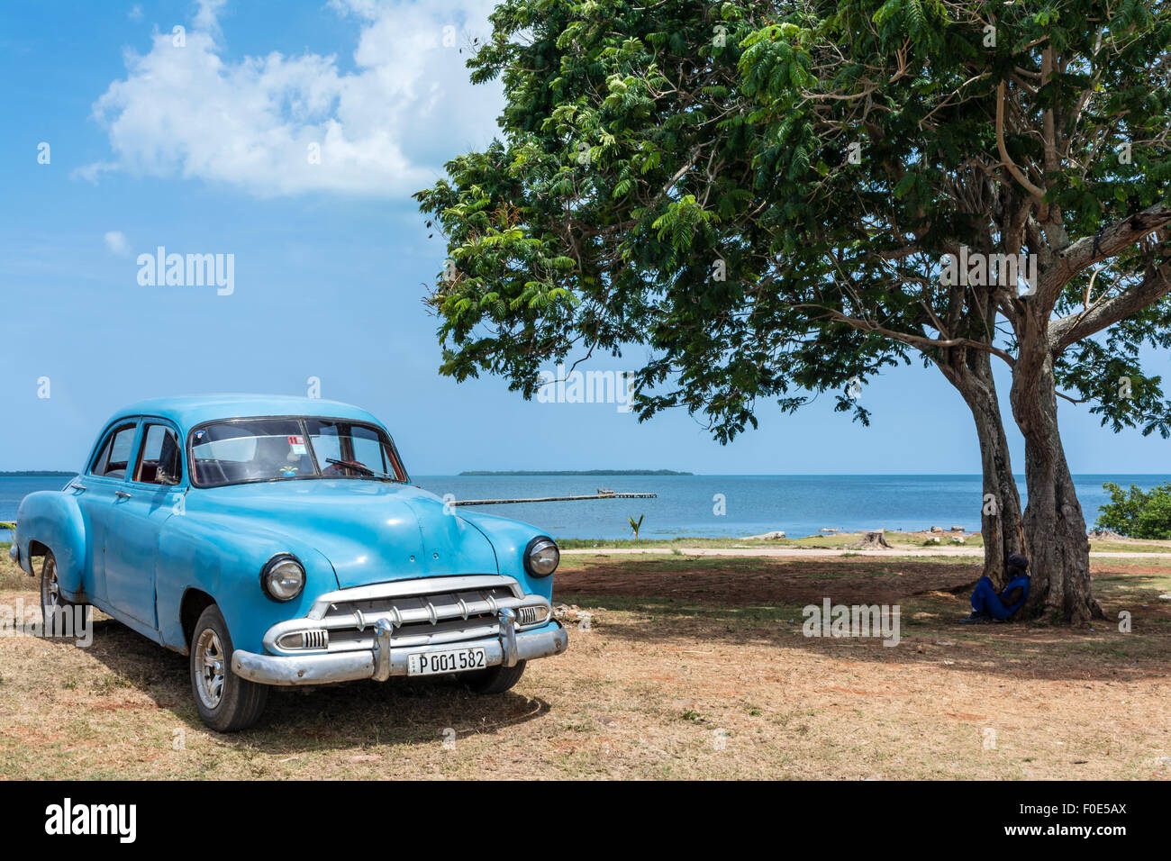 Oldtimer und Meer in Kuba Stockfoto