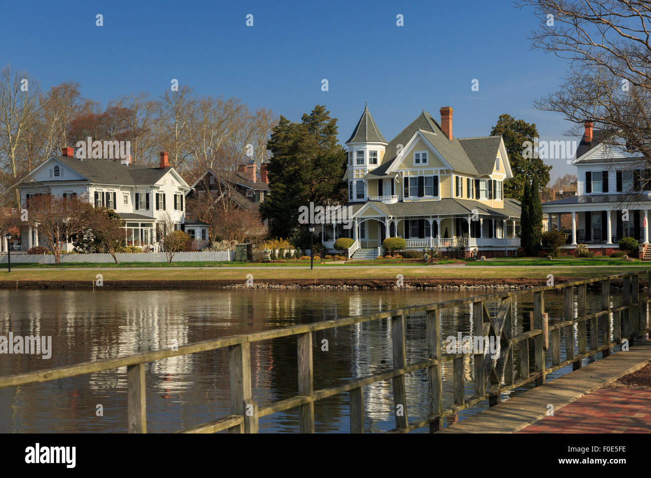 Häuser entlang der Uferpromenade, Edenton, Nord-Carolina, USA Stockfoto