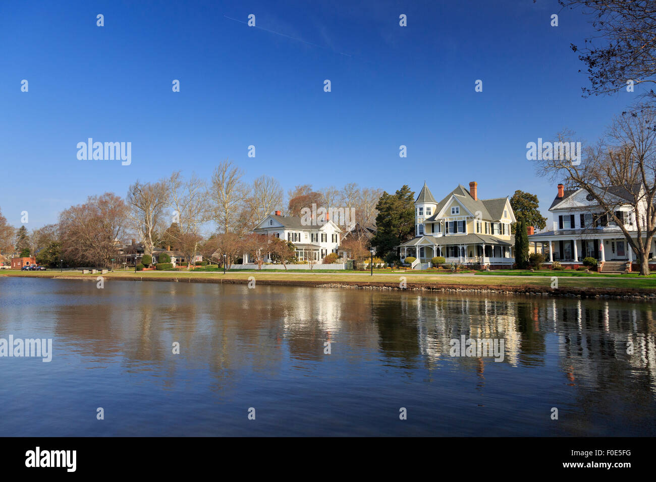 Häuser entlang der Uferpromenade, Edenton, Nord-Carolina, USA Stockfoto