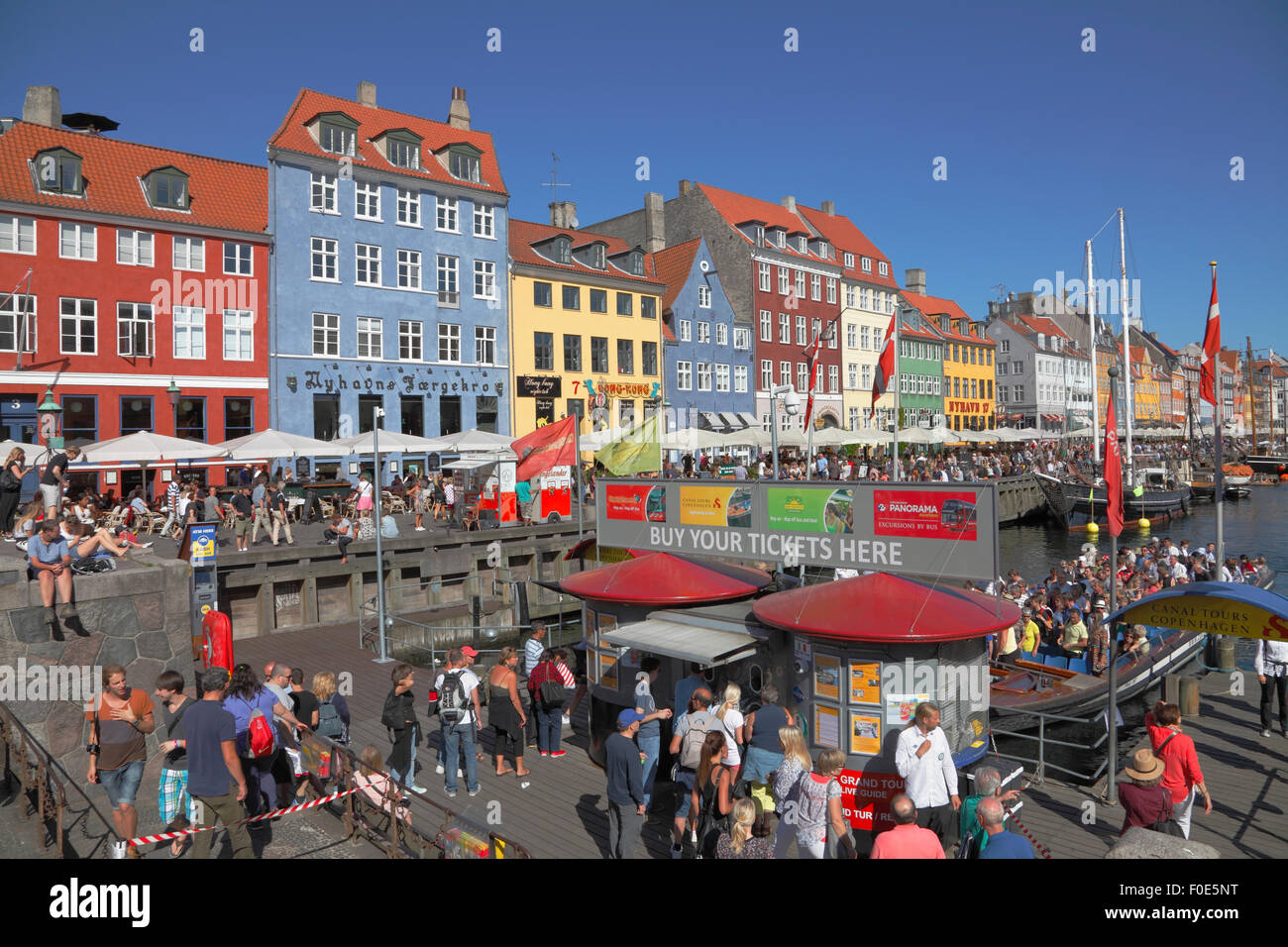 Nyhavn voll von überfüllten Kanal tour Boote und Leute an der Wasserseite und Straßencafés Restaurants auf einem sehr est, Smf beschäftigten Sommer Tag. Stockfoto
