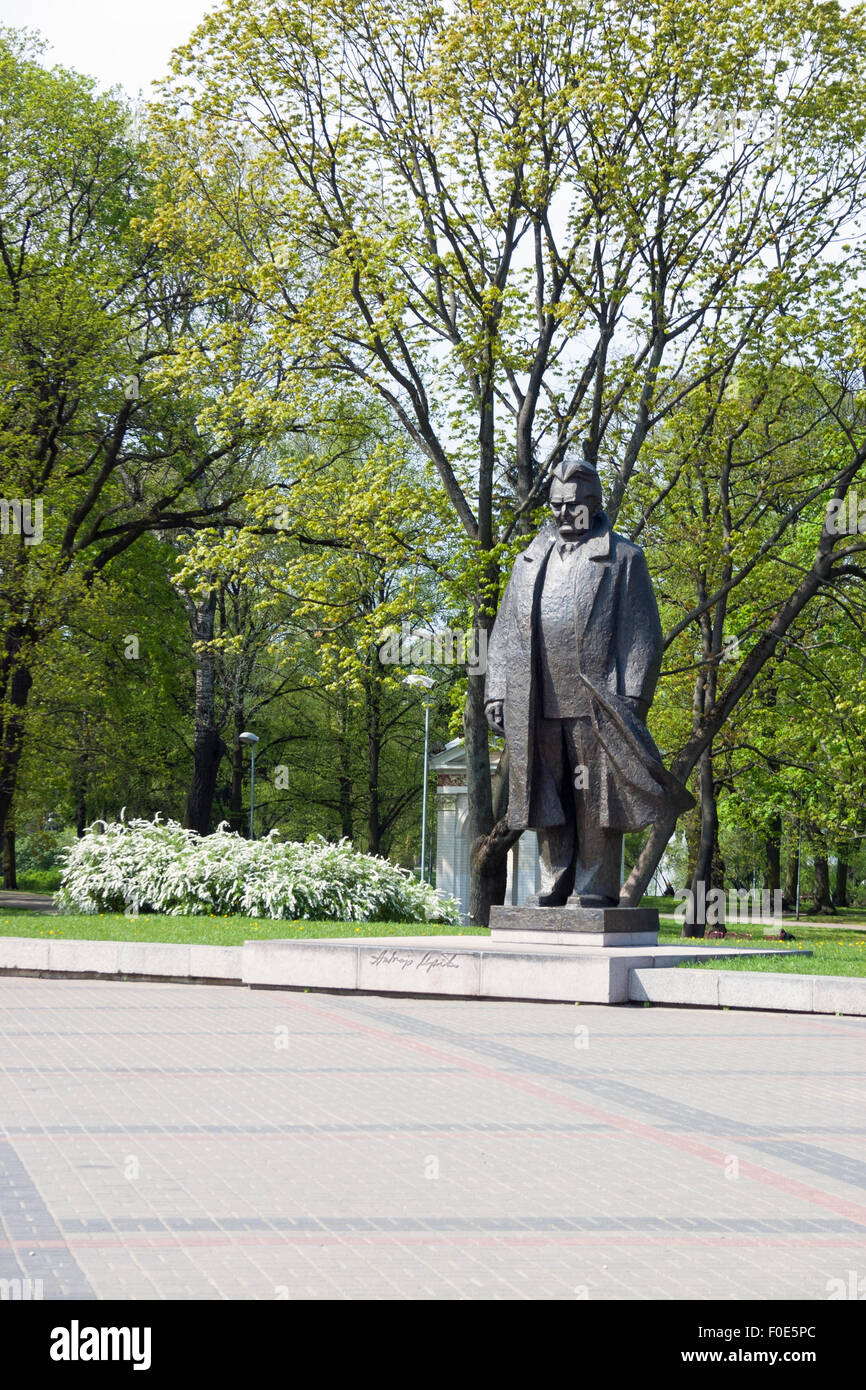 Skulptur des lettischen Schriftsteller und Literaturkritiker Andrejs Upīts neben Riga Kongresshalle in Riga, Lettland Stockfoto