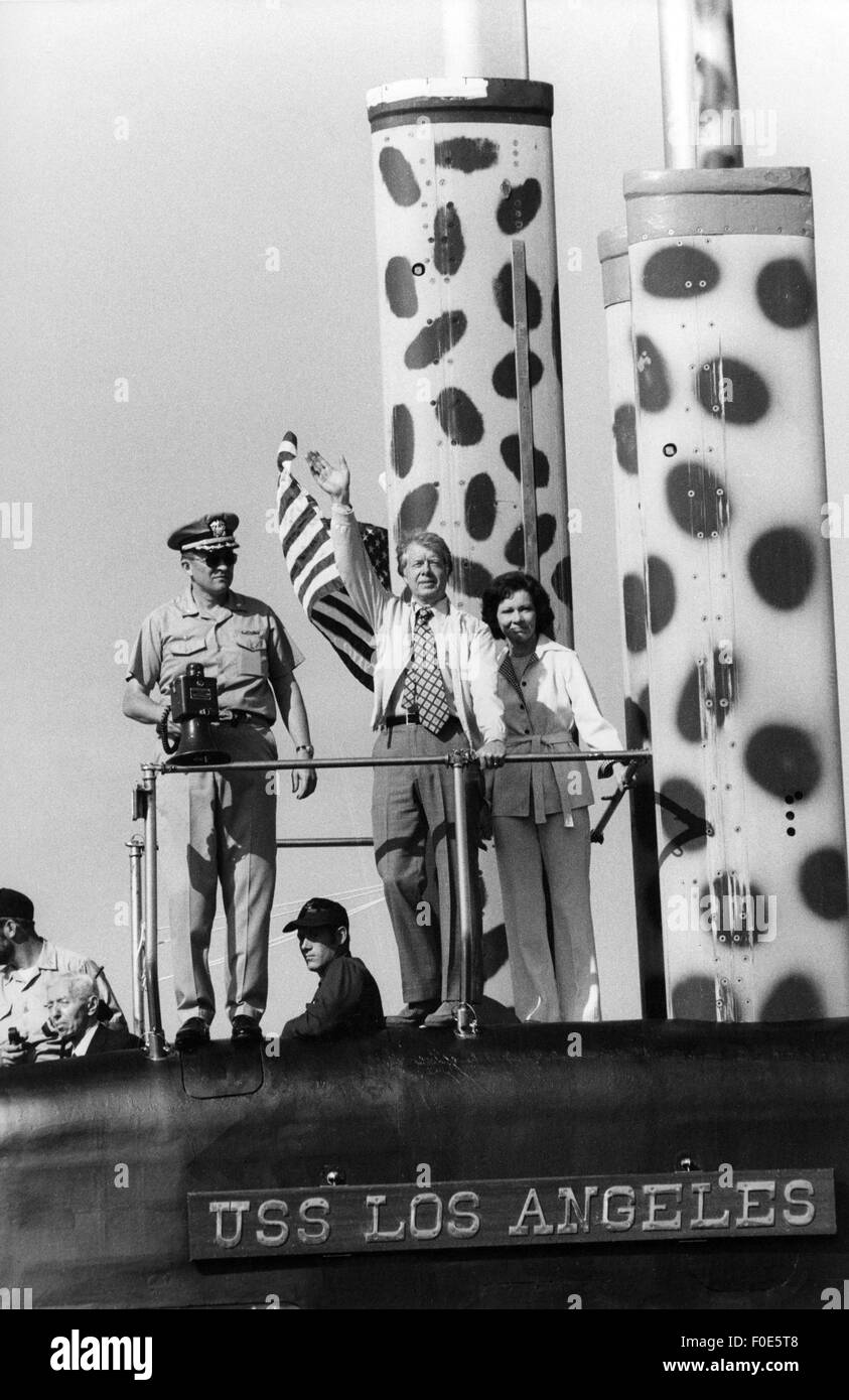 Präsident Jimmy Carter, First Lady Rosalynn Carter und Admiral Hyman Rickover. 14. Januar 2015. bekannt als "Vater der nuklearen Marine '', Vorstand der US-nukleare u-Boot-Los Angeles am Hafen Canavral, Florida. Nach dem Boarding verließ der Los Angeles für einen Nachmittag der Seeversuche. Präsident Carter diente unter Rickover während seine Marinekarriere. © Ken Hawkins/ZUMA Draht/Alamy Live-Nachrichten Stockfoto