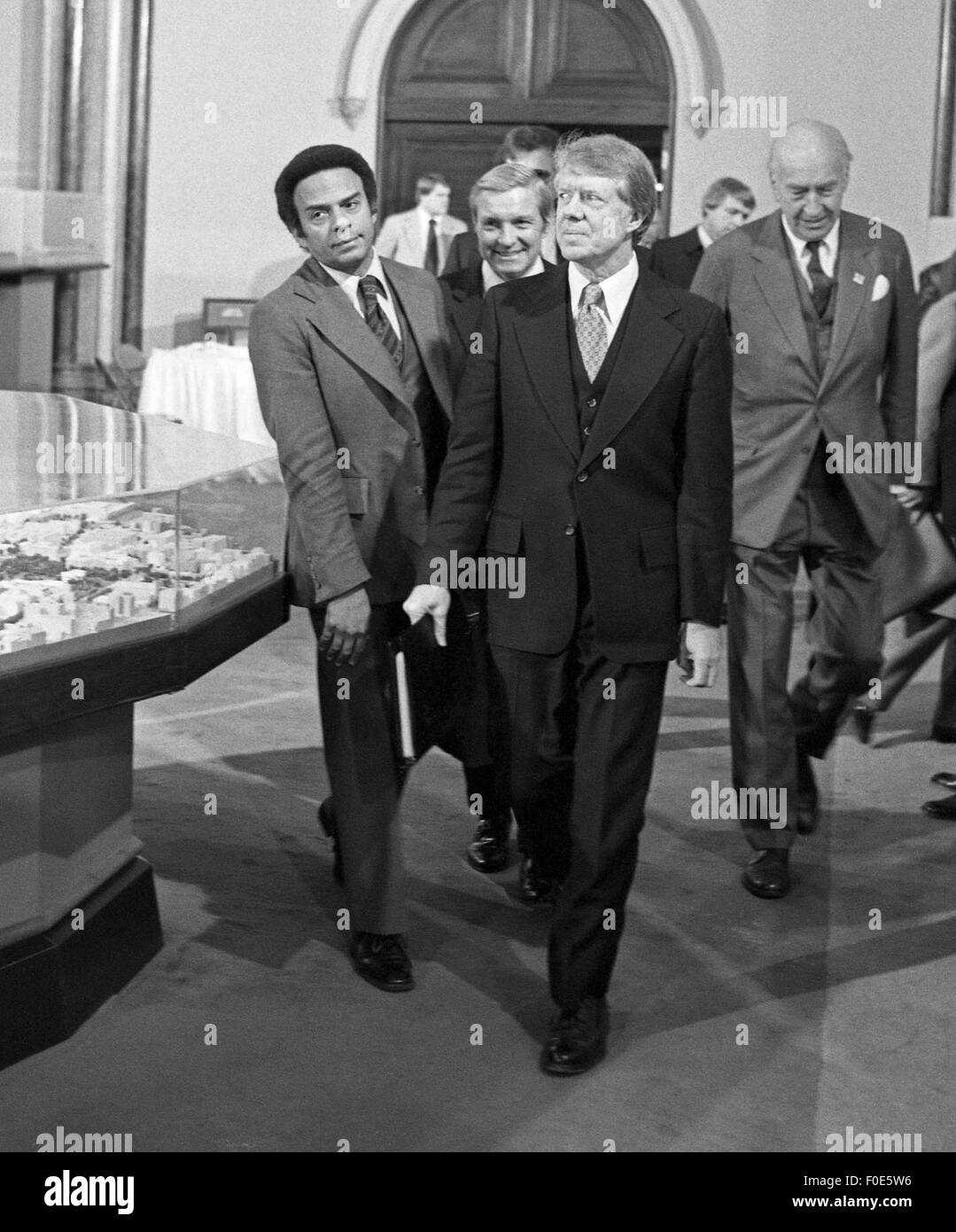 Washington, DC, USA. 2. Januar 1977. Präsident Jimmy Carter flankiert von seinen Botschafter bei den Vereinten Nationen, Andrew J. Young (links), zu Fuß in einer Sitzung an der Smithsonian Institution Burgenbau. 1978 © Ken Hawkins/ZUMA Draht/Alamy Live-Nachrichten Stockfoto